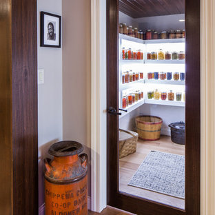 Immagine di una cantina classica con pavimento in legno massello medio e pavimento beige