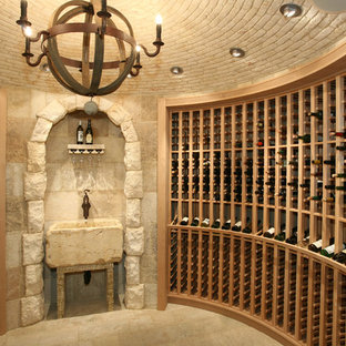 Idee per una cantina mediterranea con rastrelliere portabottiglie