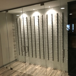 Foto di una cantina industriale di medie dimensioni con parquet chiaro e rastrelliere portabottiglie