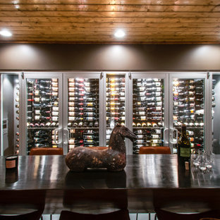 Diseño de bodega contemporánea, de tamaño medio, con suelo laminado, botelleros y suelo gris