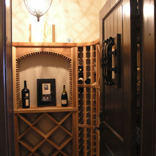 Idee per una cantina tradizionale di medie dimensioni con moquette, portabottiglie a scomparti romboidali e pavimento marrone