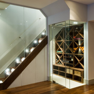 Foto di una cantina design con pavimento bianco