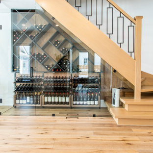 Foto de bodega clásica renovada con suelo de madera clara, botelleros de rombos y suelo beige