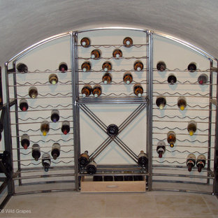 Aménagement d'une cave à vin éclectique.