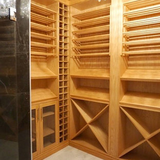 Foto de bodega clásica, de tamaño medio, con suelo de mármol y botelleros