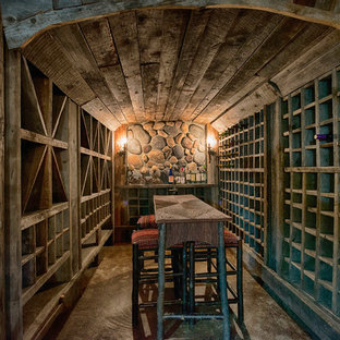 Esempio di una cantina rustica di medie dimensioni con pavimento in cemento e rastrelliere portabottiglie
