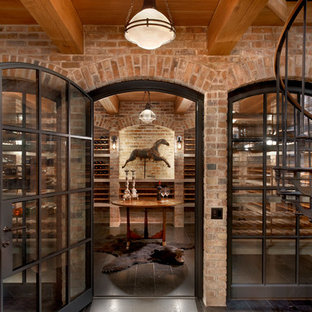 Idées déco pour une cave à vin classique avec des casiers et un sol noir.