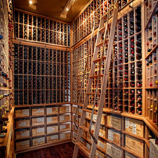 Esempio di una cantina chic con pavimento in legno massello medio e rastrelliere portabottiglie