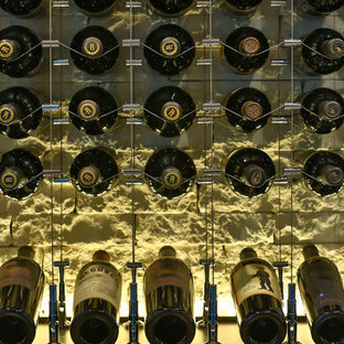 Foto di una grande cantina contemporanea con rastrelliere portabottiglie
