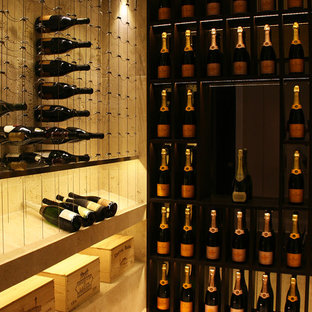 Ispirazione per una cantina minimal con portabottiglie a vista