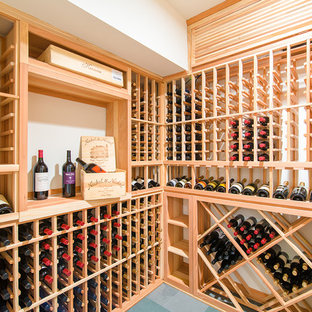 Foto de bodega marinera con botelleros de rombos