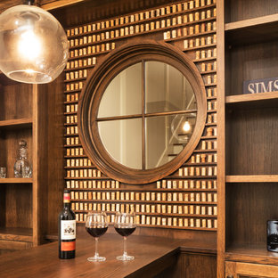 Cette photo montre une cave à vin chic de taille moyenne avec un présentoir.