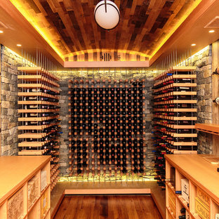 Esempio di una cantina classica con pavimento in legno massello medio e rastrelliere portabottiglie