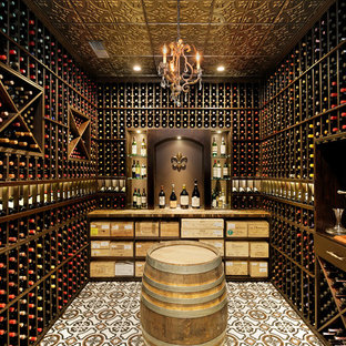 Ispirazione per una cantina chic con rastrelliere portabottiglie e pavimento multicolore