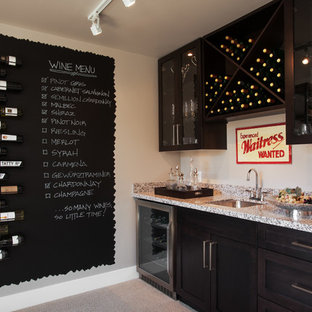 Inspiration pour une cave à vin traditionnelle avec moquette, des casiers losange et un sol gris.