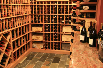 ニューヨークにある高級な中くらいなトラディショナルスタイルのおしゃれなワインセラー (スレートの床、ワインラック、マルチカラーの床) の写真