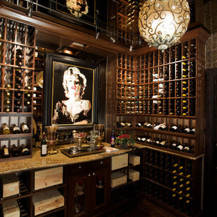 Immagine di un'ampia cantina vittoriana con parquet scuro, rastrelliere portabottiglie e pavimento marrone