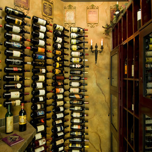 Ejemplo de bodega mediterránea, pequeña, con botelleros