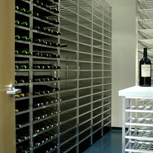 Immagine di una cantina minimalista di medie dimensioni con pavimento in linoleum e rastrelliere portabottiglie