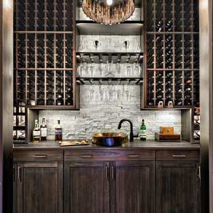Exemple d'une cave à vin chic avec un sol en bois foncé.