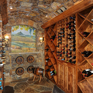 Idee per una cantina rustica di medie dimensioni con portabottiglie a scomparti romboidali e pavimento in ardesia