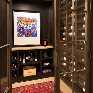 Aménagement d'une cave à vin classique de taille moyenne avec un présentoir et un sol beige.