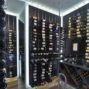 Esempio di una grande cantina contemporanea con pavimento in gres porcellanato, rastrelliere portabottiglie e pavimento grigio