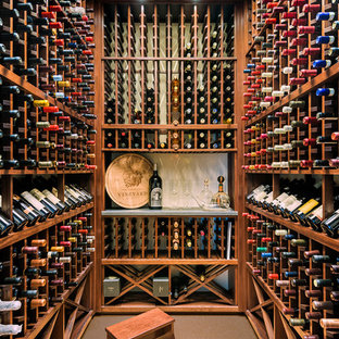 Ispirazione per una cantina tradizionale con pavimento in sughero e rastrelliere portabottiglie