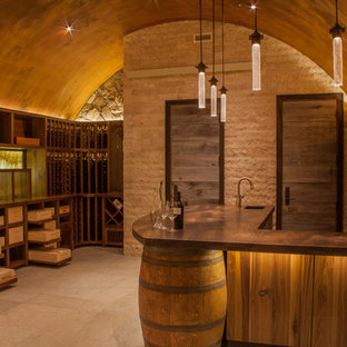 Foto di una cantina design di medie dimensioni con pavimento in travertino, rastrelliere portabottiglie e pavimento beige