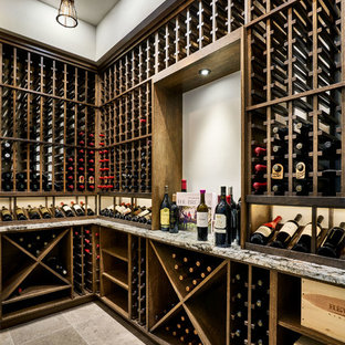 Idee per una cantina country di medie dimensioni con pavimento in travertino, rastrelliere portabottiglie e pavimento beige