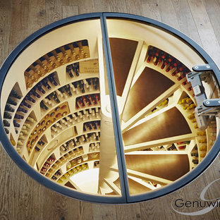Idée de décoration pour une cave à vin design de taille moyenne avec béton au sol et des casiers.