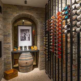 Ispirazione per una cantina contemporanea con rastrelliere portabottiglie e pavimento beige