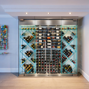Idée de décoration pour une cave à vin design avec un sol en bois clair, des casiers losange et un sol beige.