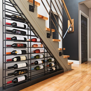 Idee per una cantina minimal con parquet chiaro, rastrelliere portabottiglie e pavimento giallo