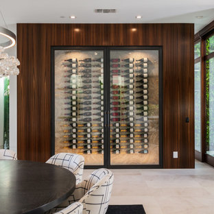 Immagine di una cantina contemporanea di medie dimensioni con pavimento in gres porcellanato, portabottiglie a vista e pavimento beige