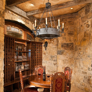 Idee per una grande cantina chic con rastrelliere portabottiglie e pavimento beige