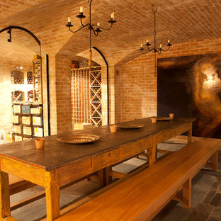 Ejemplo de bodega campestre con botelleros de rombos