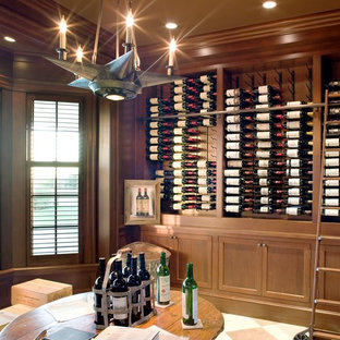 Exemple d'une grand cave à vin bord de mer avec un sol en carrelage de céramique et des casiers.