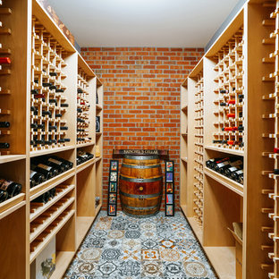 Ispirazione per una cantina tradizionale con pavimento con piastrelle in ceramica e rastrelliere portabottiglie
