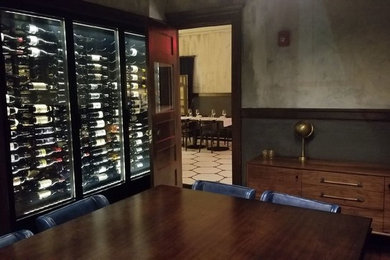 Großer Klassischer Weinkeller mit Kammern in Kansas City