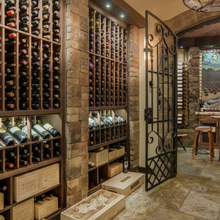 Idee per una cantina rustica di medie dimensioni con pavimento con piastrelle in ceramica, rastrelliere portabottiglie e pavimento beige