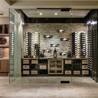 Idée de décoration pour une cave à vin design avec un sol gris.