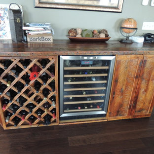 Ispirazione per una piccola cantina rustica con parquet scuro e rastrelliere portabottiglie