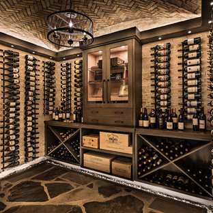 Diseño de bodega clásica renovada, de tamaño medio, con suelo de pizarra, botelleros y suelo gris