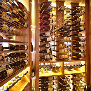 Idée de décoration pour une cave à vin nordique de taille moyenne avec un présentoir.