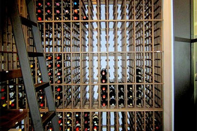 Свежая идея для дизайна: винный погреб среднего размера в стиле неоклассика (современная классика) с стеллажами - отличное фото интерьера