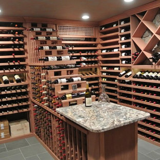 Idee per una cantina stile rurale di medie dimensioni con pavimento in gres porcellanato, rastrelliere portabottiglie e pavimento grigio