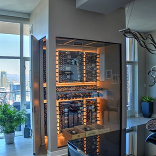 Inspiration pour une petit cave à vin design avec un sol en carrelage de porcelaine et un présentoir.