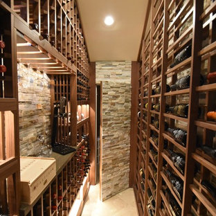Idee per una cantina chic di medie dimensioni con pavimento in marmo e portabottiglie a vista
