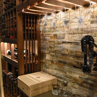 Esempio di una cantina country di medie dimensioni con pavimento in marmo e portabottiglie a vista